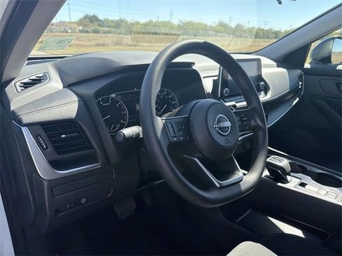 Used 2024 Nissan Rogue S image 10