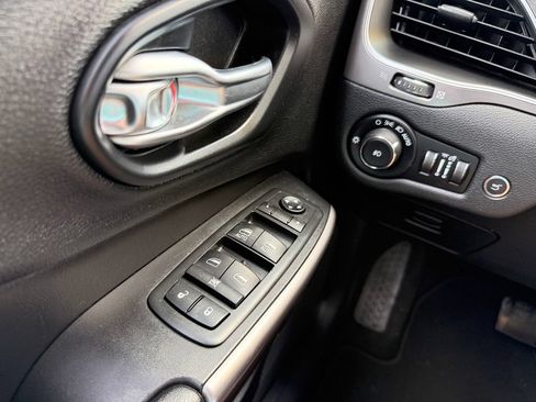Used 2019 Jeep Cherokee Latitude Plus w/ Comfort/Convenience Group FWD image 34