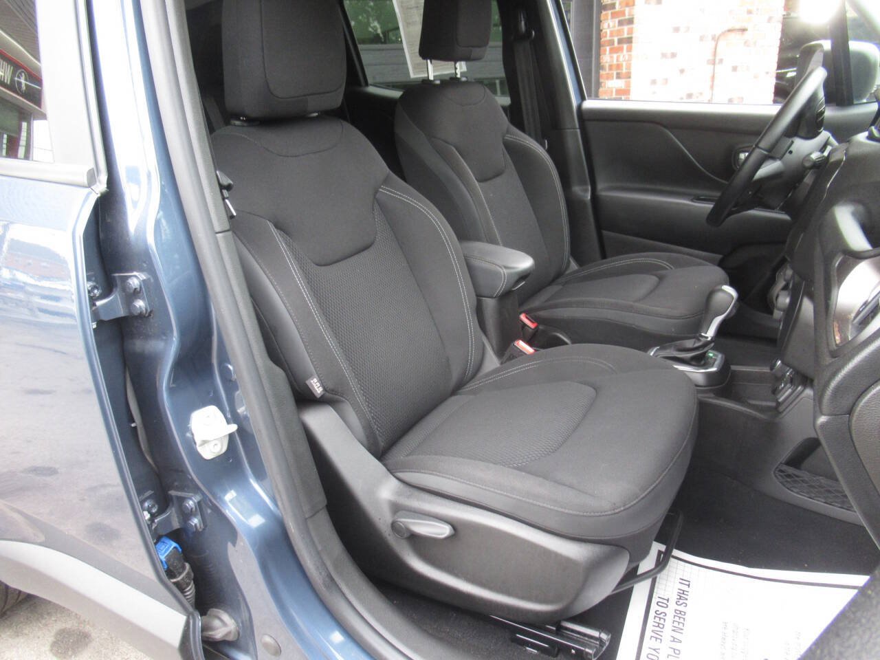 Used 2023 Jeep Renegade Latitude w/ Premium Group AWD/4WD image 6