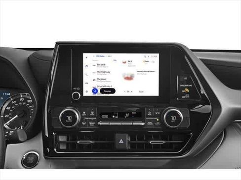 Used 2023 Toyota Highlander LE image 7
