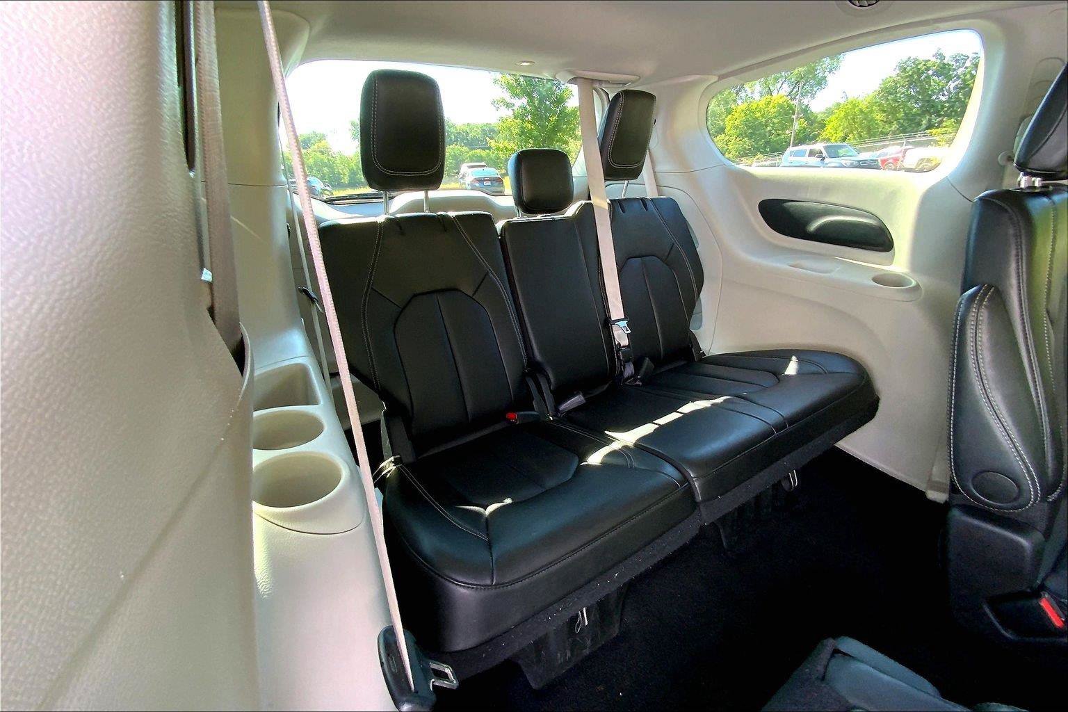 Used 2024 Chrysler Pacifica Touring-L FWD image 26