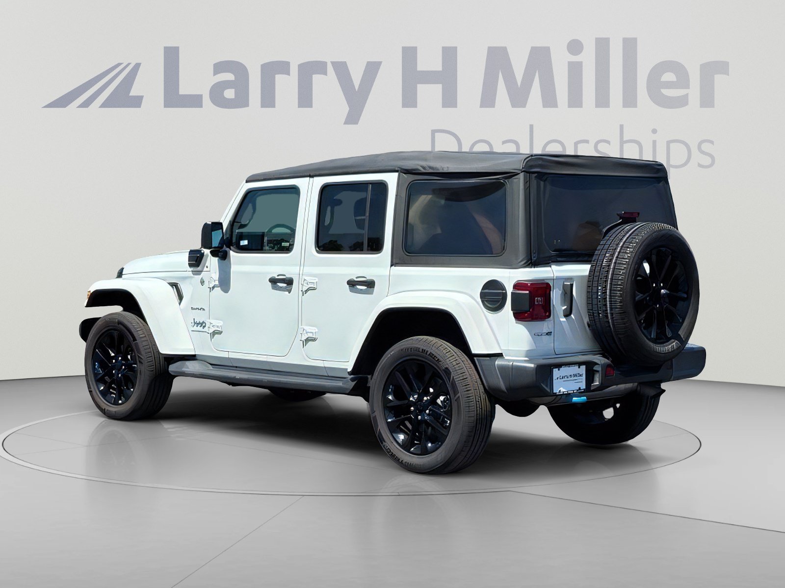 Used 2023 Jeep Wrangler Unlimited Sahara AWD/4WD image 4