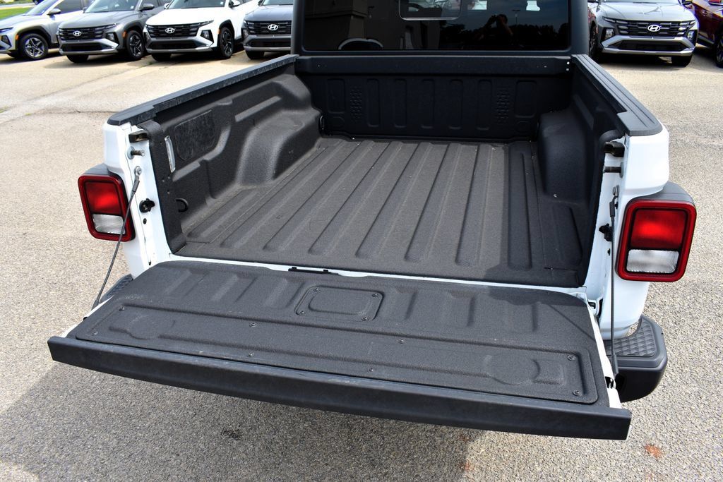 Used 2025 Jeep Gladiator Sport AWD/4WD image 12