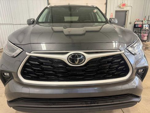 Used 2023 Toyota Highlander XLE image 3