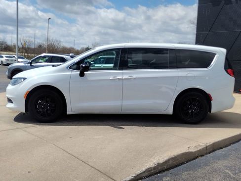 Used 2024 Chrysler Voyager LX image 8