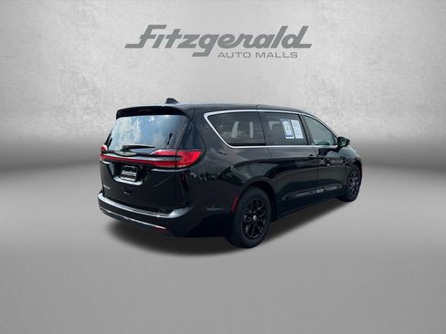 Used 2024 Chrysler Pacifica Touring-L FWD image 8