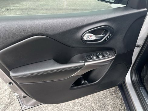 Used 2019 Jeep Cherokee Limited image 13