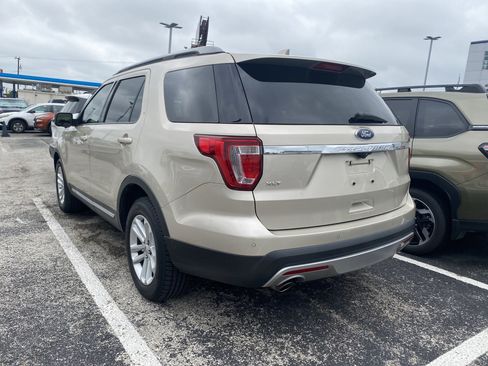 Used 2017 Ford Explorer XLT w/ Equipment Group 201A FWD image 4