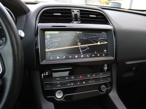 Used 2020 Jaguar F-PACE Premium AWD/4WD image 16