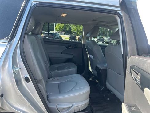 Used 2024 Toyota Highlander XLE FWD image 20