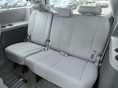 Used 2017 Toyota Sienna XLE image 13