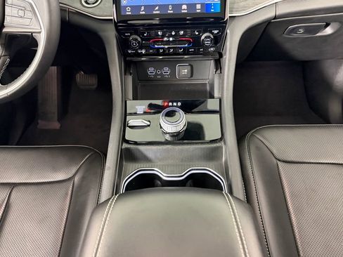 Used 2024 Jeep Grand Cherokee Limited w/ Luxury Tech Group II image 17