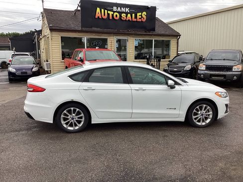 Used 2019 Ford Fusion SE FWD image 2
