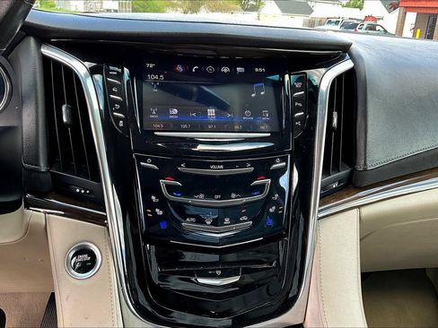 Used 2018 Cadillac Escalade 2WD image 18