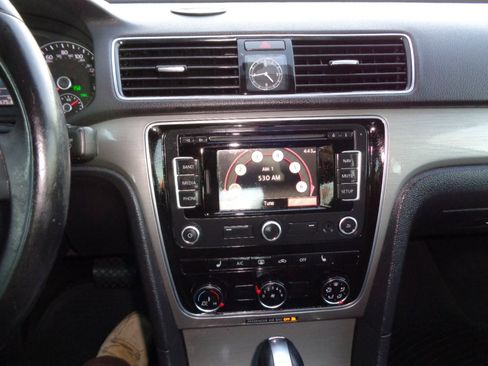 Used 2015 Volkswagen Passat 1.8T SE image 19