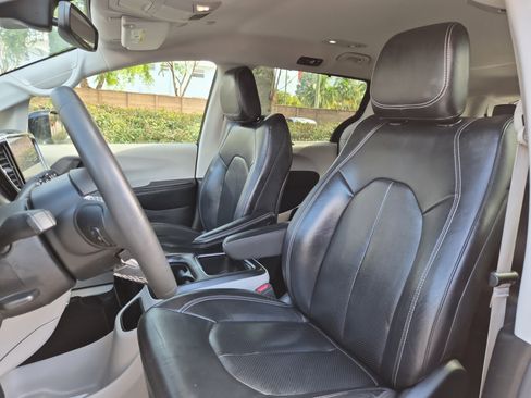 Used 2022 Chrysler Pacifica Touring-L FWD image 17