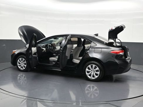 Used 2025 Toyota Corolla LE image 33