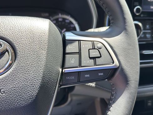 Used 2022 Toyota Highlander XLE AWD/4WD image 25