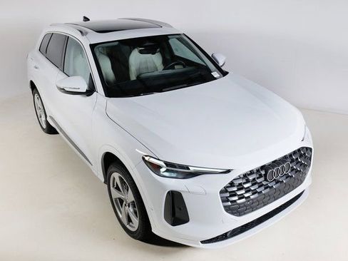 Certified 2025 Audi Q5 Premium Plus w/ Premium Plus image 28