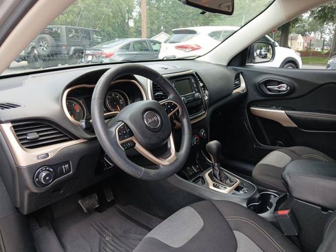 Used 2018 Jeep Cherokee Latitude FWD image 18