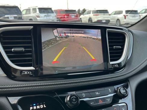 Used 2022 Chrysler Pacifica Touring FWD image 47