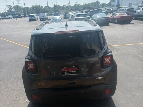 Used 2018 Jeep Renegade Latitude w/ UConnect 8.4 Nav Group FWD image 5