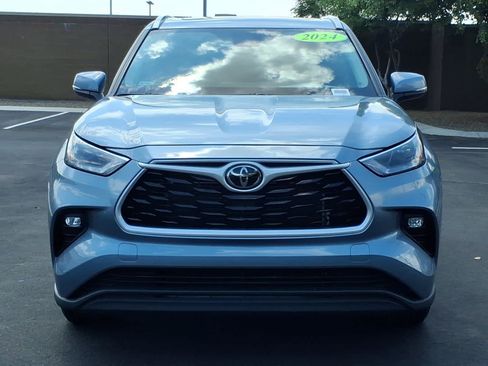 Used 2024 Toyota Highlander XLE FWD image 2