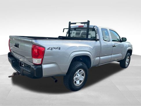 Used 2017 Toyota Tacoma SR AWD/4WD image 5