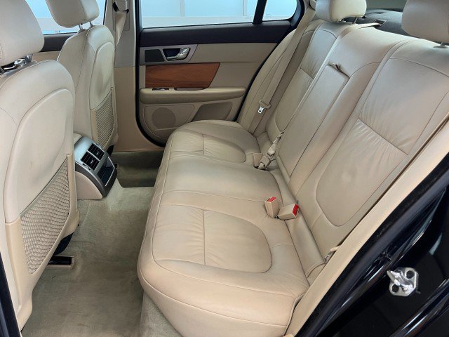 Used 2010 Jaguar XF Luxury RWD image 25