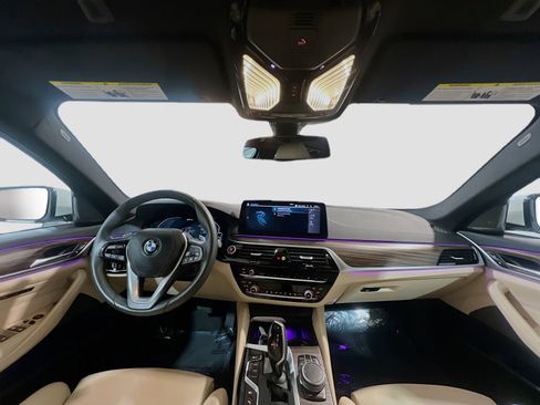 Used 2023 BMW 530e w/ Premium Package image 18