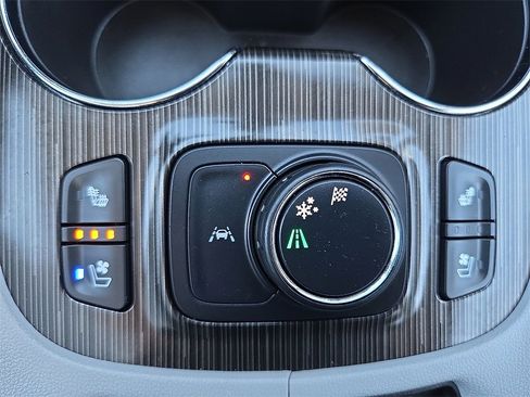 Used 2022 GMC Acadia SLT w/ Technology Package image 15