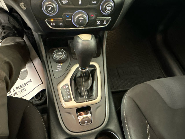 Used 2015 Jeep Cherokee Latitude w/ Cold Weather Group AWD/4WD image 15