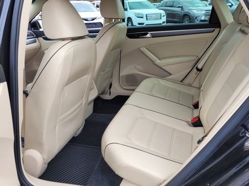 Used 2017 Volkswagen Passat 1.8T R-Line w/ R-Line Lighting Package image 6