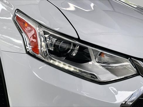 Used 2021 Chevrolet Traverse LT FWD image 28