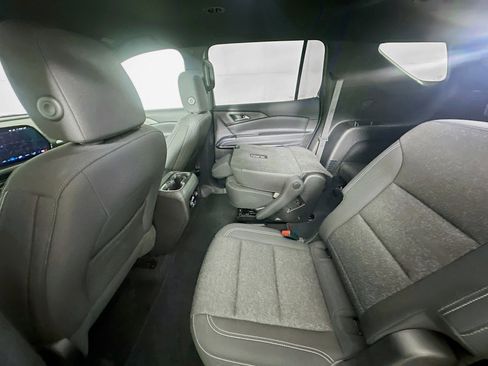 Used 2025 Chevrolet Traverse LT image 27