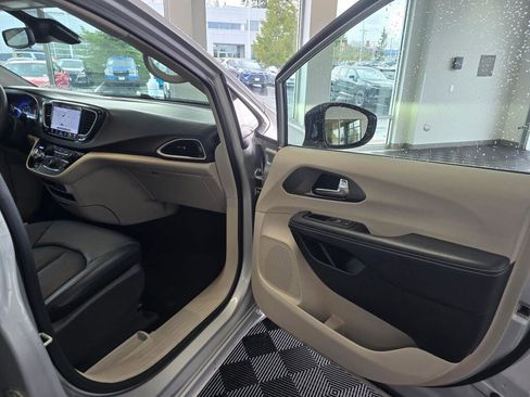 Used 2024 Chrysler Pacifica Touring-L image 41
