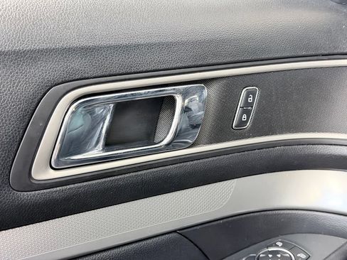 Used 2017 Ford Explorer XLT w/ Equipment Group 202A FWD image 9