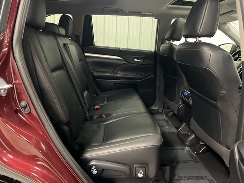 Used 2019 Toyota Highlander XLE image 11