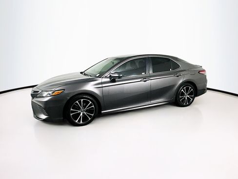 Used 2018 Toyota Camry SE image 4