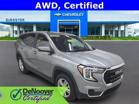 Used 2024 GMC Terrain SLE image 3