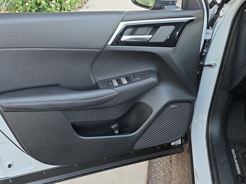 New 2026 Mitsubishi Outlander SE image 9