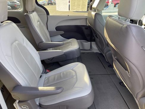 Used 2019 Chrysler Pacifica Touring-L image 15