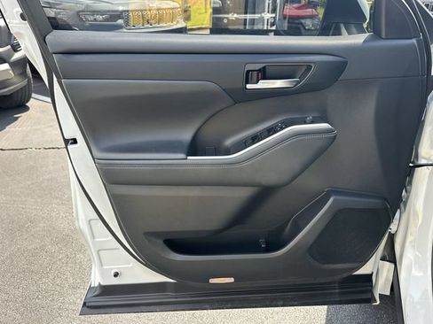 Used 2024 Toyota Highlander XLE FWD image 22