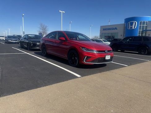 Used 2025 Volkswagen Jetta SE image 3