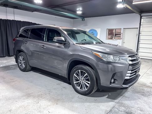 Used 2018 Toyota Highlander XLE image 2