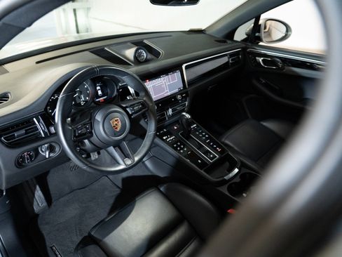 Certified 2023 Porsche Macan AWD/4WD image 4