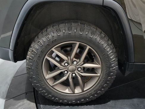 Used 2017 Jeep Grand Cherokee Laredo AWD/4WD image 35