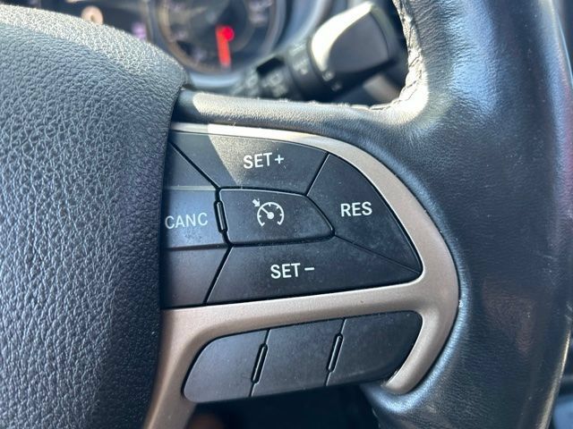 Used 2016 Jeep Cherokee Latitude w/ Cold Weather Group AWD/4WD image 19