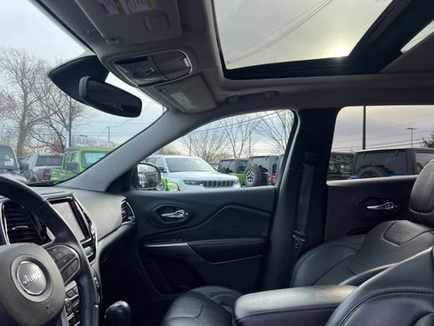 Used 2019 Jeep Cherokee Limited image 12