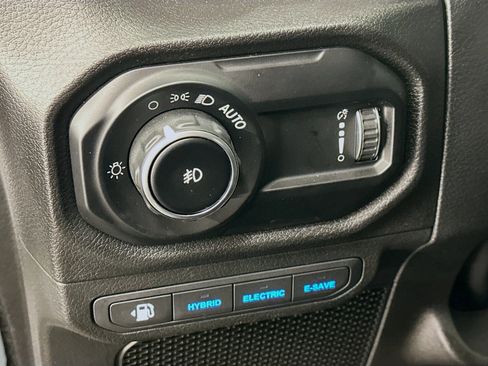 Used 2025 Jeep Wrangler Willys image 17